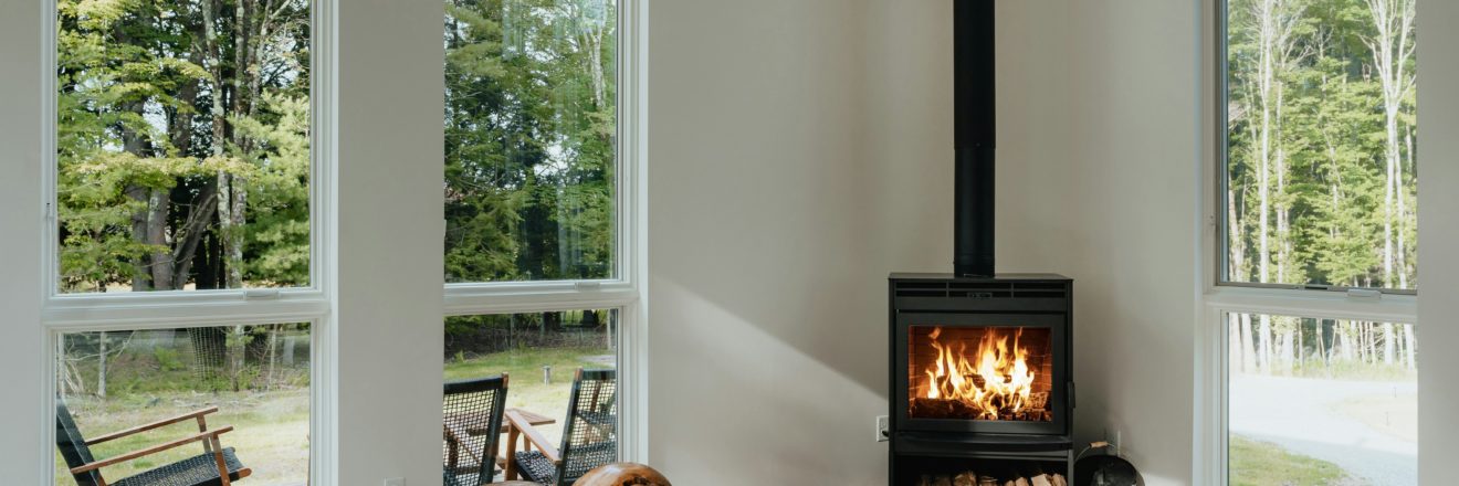 poele a bois dans un salon minimaliste mais chaleureux