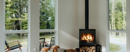 poele a bois dans un salon minimaliste mais chaleureux