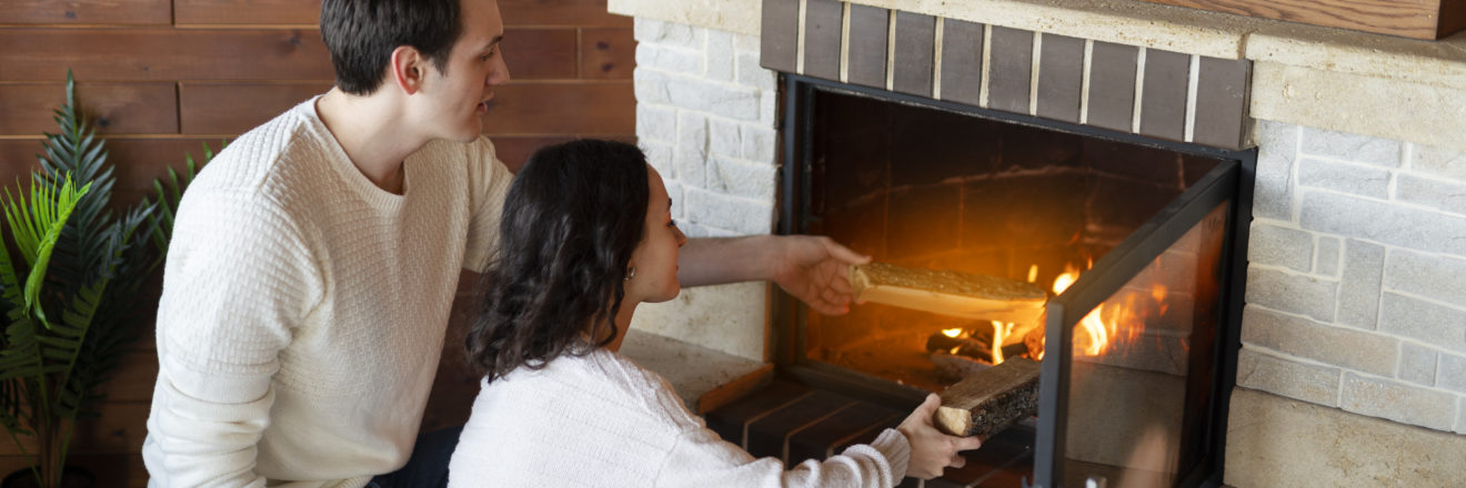 couple de jeunes propriétaires devant le coin du feu