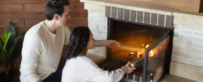 couple de jeunes propriétaires devant le coin du feu