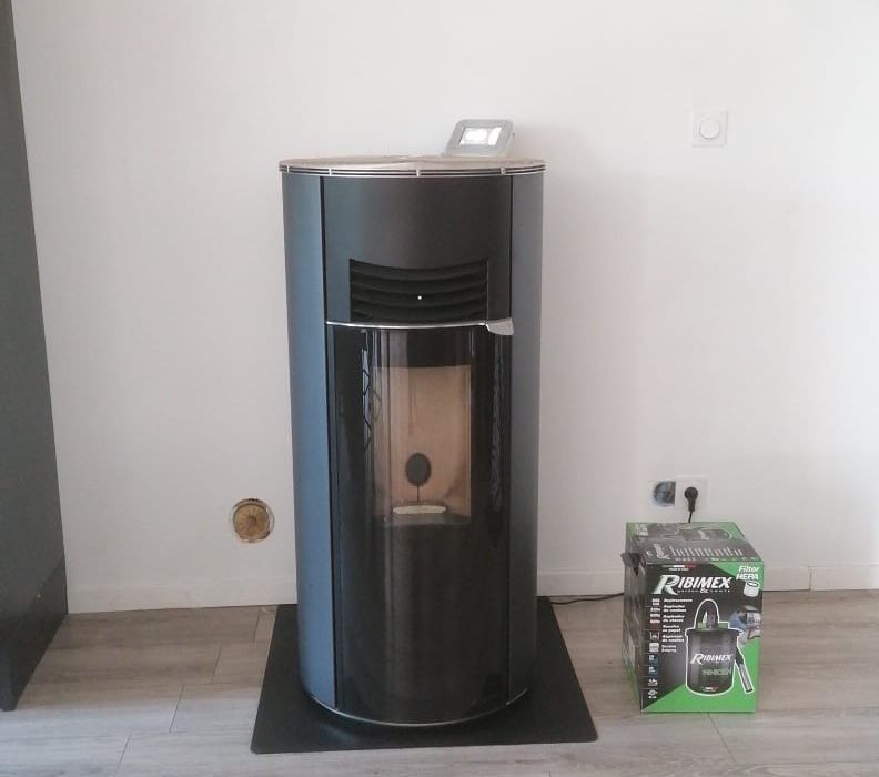 installation d'un poêle à granulés H6 Eclipse de la marque Hoben chez un client à Montrevault-sur-Evre (49)