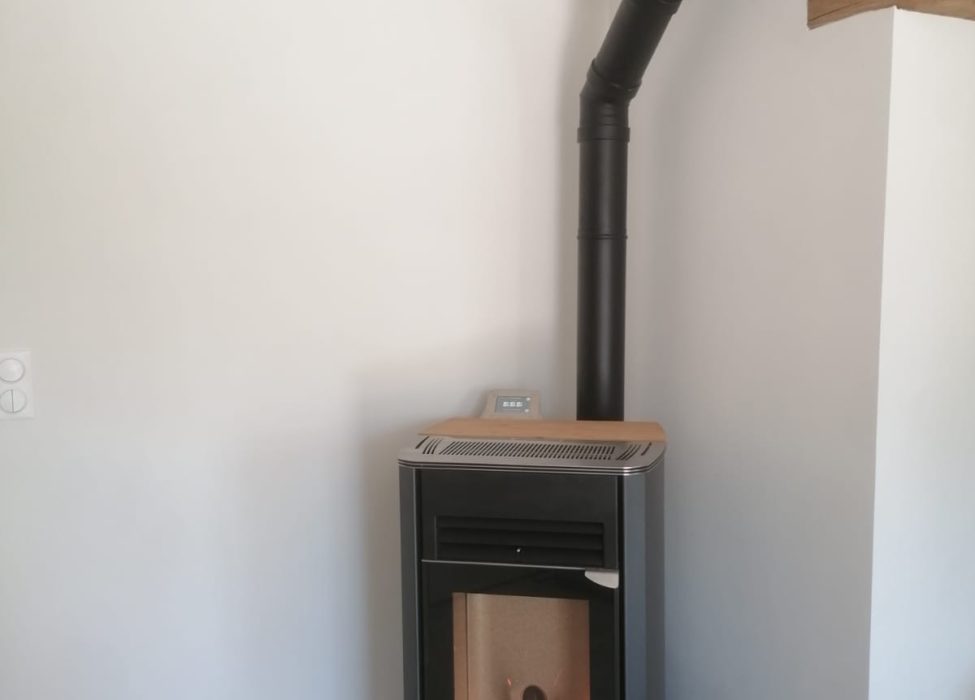 installation d'un poêle à granulés de la marque Hoben, modèle H9 Signature couleur anthracite à Mauges-sur-Loire